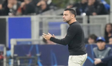  Pelatih kepala Barcelona Xavi Hernandez memberikan instruksi dari garis samping selama pertandingan sepak bola grup C Liga Champions antara Inter Milan dan Barcelona di stadion San Siro di Milan, Italia, Rabu (5/10/2022) dini hari WIB.