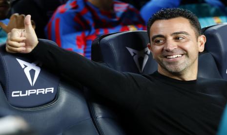 Pelatih Barcelona, Xavi Hernandez, mengacungkan jempol.