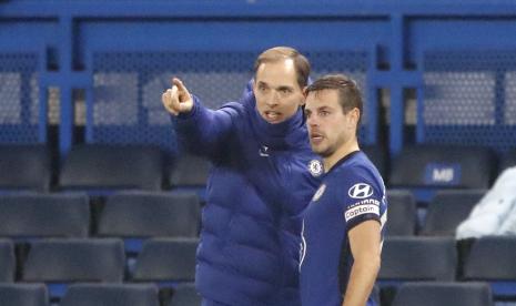  Pelatih kepala baru Chelsea Thomas Tuchel berbicara dengan Cesar Azpilicueta Chelsea selama pertandingan sepak bola Liga Premier Inggris antara Chelsea dan Wolverhampton Wanderers di Stamford Bridge Stadium di London, Inggris, Rabu, 27 Januari 2021. 