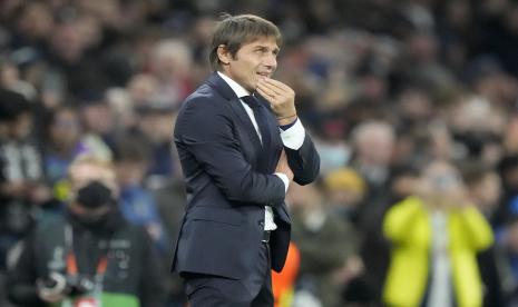 Pelatih baru Tottenham Hotspur, Antonio Conte, berdiri di pinggir lapangan selama pertandingan sepak bola Grup G Liga Konferensi Eropa antara Tottenham Hotspur dan SBV Vitesse di Stadion Tottenham Hotspur di London, Inggris, Kamis, 4 November 2021.