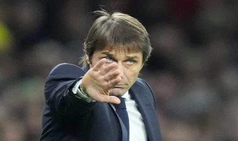 Pelatih kepala baru Tottenham Antonio Conte, bereaksi dari pinggir lapangan saat pertandingan sepak bola grup G Liga Konferensi Eropa antara Tottenham Hotspur dan SBV Vitesse di Stadion Tottenham Hotspur di London, Kamis, 4 November 2021.