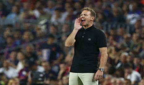  Pelatih kepala Bayern Julian Nagelsmann berteriak saat memberikan instruksi dari garis samping selama pertandingan sepak bola Grup C Liga Champions antara Barcelona dan Bayern Munich di stadion Camp Nou di Barcelona, Spanyol, Rabu, 26 Oktober 2022. 