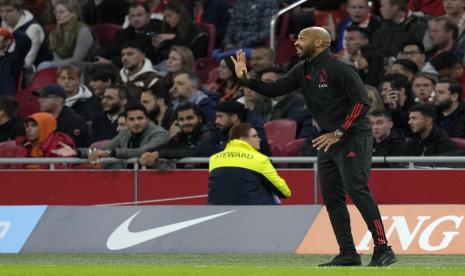 Asisten pelatih timnas Belgia Thierry Henry memberi isyarat selama pertandingan sepak bola UEFA Nations League antara Belanda dan Belgia di Johan Cruyff ArenA di Amsterdam, Belanda, Ahad, 25 September 2022. 