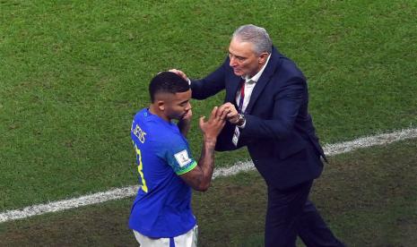  Pelatih kepala Brasil Tite (Kanan) dan Gabriel Jesus dari Brasil (Kiri) saat meninggalkan lapangan selama pertandingan sepak bola grup G Piala Dunia 2022 antara Kamerun dan Brasil di Stadion Lusail di Lusail, Qatar, 02 Desember 2022. 