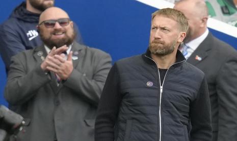  Pelatih kepala Chelsea Graham Potter (kanan) menyaksikan pertandingan sepak bola Liga Inggris antara Brighton and Hove Albion melawan Chelsea di stadion Amex di Brighton, Inggris, Sabtu, 29 Oktober 2022. 