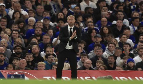 Pelatih Chelsea Graham Potter menyaksikan para pemainnya selama pertandingan sepak bola Grup E Liga Champions antara Chelsea dan FC Salzburg, di Stamford Bridge di London, Rabu, 14 September 2022. 