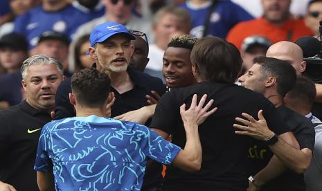 Pelatih Chelsea Thomas Tuchel (topi biru) berdebat dengan pelatih Tottenham Hotspur Antonio Conte selama pertandingan sepak bola Liga Inggris antara Chelsea dan Tottenham Hotspur di Stadion Stamford Bridge di London, Ahad, 14 Agustus 2022. Kedua tim bermain imbang 2-2.