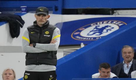 Pelatih kepala Chelsea Thomas Tuchel berdiri di pinggir lapangan saat pertandingan sepak bola Liga Inggris antara Chelsea dan Leicester City di stadion Stamford Bridge di London,  Jumat (20/5) dini hari WIB.