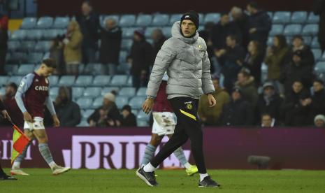 Pelatih kepala Chelsea Thomas Tuchel berjalan di lapangan pada akhir pertandingan sepak bola Liga Premier Inggris antara Aston Villa dan Chelsea di Villa Park di Birmingham, Inggris,Ahad 26 Desember 2021.