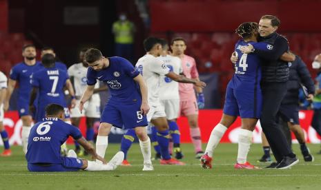  Pelatih kepala Chelsea Thomas Tuche (kanan), berselebrasi dengan anak asuhanya Reece James di akhir pertandingan sepak bola leg kedua perempat final Liga Champions antara Chelsea dan Porto di Stadion Ramon Sanchez Pizjuan, Seville, Spanyol, Selasa, 13 April 2021.