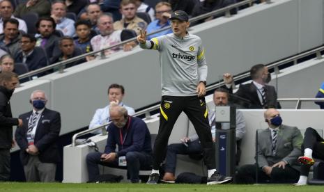 Pelatih Chelsea Thomas Tuchel memberi isyarat selama pertandingan sepak bola Liga Primer Inggris antara Tottenham Hotspur dan Chelsea di Stadion Tottenham Hotspur di London, Inggris, Ahad, 19 September 2021.