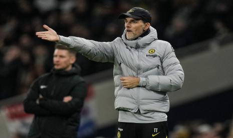 Pelatih Chelsea Thomas Tuchel memberi isyarat selama pertandingan sepak bola leg kedua semifinal Piala Liga Inggris antara Tottenham Hotspur dan Chelsea di Stadion Tottenham Hotspur di London, Rabu, 12 Januari 2022. Chelsea menang 1-0 di laga itu.