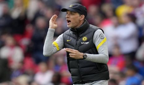 Pelatih kepala Chelsea Thomas Tuchel memberi isyarat selama pertandingan sepak bola semifinal Piala FA Inggris antara Chelsea dan Crystal Palace di stadion Wembley di London, Ahad, 17 April 2022.