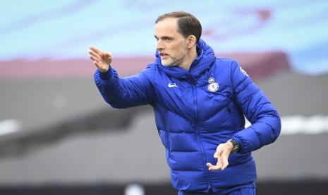 Pelatih kepala Chelsea Thomas Tuchel memberikan instruksi dari garis samping saat pertandingan sepak bola Liga Utama Inggris antara West Ham United dan Chelsea di Stadion London, London, Inggris, Sabtu, 24 April 2021.