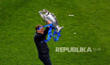 Pelatih kepala Chelsea Thomas Tuchel mengangkat piala setelah memenangkan pertandingan final Liga Champions melawan Manchester City di Stadion Dragao di Porto, Portugal, Ahad (30/5) pagi WIB. 