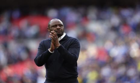 Pelatih kepala Crystal Palace Patrick Vieira memberikan tepuk tangan kepada para penggemar di akhir pertandingan sepak bola semifinal Piala FA Inggris antara Chelsea dan Crystal Palace di stadion Wembley di London, Ahad, 17 April 2022. Chelsea menang 2-0.