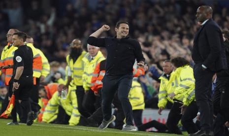  Pelatih kepala Everton Frank Lampard melakukan selebrasi setelah timnya memenangkan pertandingan sepak bola Liga Inggris melawan Crystal Palace 3-2 di Goodison Park di Liverpool, Inggris, Jumat (20/5) dini hari WIB.