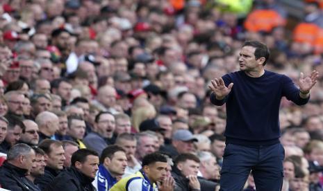 Pelatih kepala Everton Frank Lampard memberi isyarat selama pertandingan sepak bola Liga Premier Inggris antara Liverpool dan Everton di stadion Anfield di Liverpool, Inggris, Ahad, 24 April 2022.