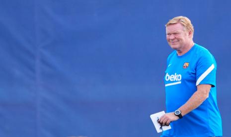 Pelatih kepala FC Barcelona Ronald Koeman memimpin sesi latihan timnya di Kompleks Olahraga Joan Gamper di Barcelona, ????Spanyol, 13 September 2021. 