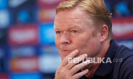 Pelatih kepala FC Barcelona, Ronald Koeman, menghadiri konferensi pers yang diadakan di Joan Gamper Sport City di Sant Joan Despi, Barcelona, Spanyol, 16 Oktober 2021. 