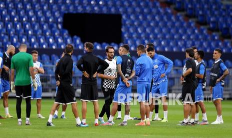  Pelatih kepala Getafe Jose Bordalas berjalan di samping para pemainnya selama sesi latihansebelum pertandingan sepak bola babak 16 besar Liga Europa antara Inter Milan dan Getafe di Veltins-Arena di Gelsenkirchen, Jerman, Selasa (4/8/2020).