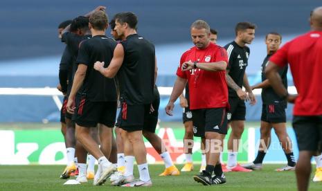  Pelatih kepala Hansi Flick (tengah) saat sesi latihan Bayern Munich di Lisbon, Portugal (18/8/2020). Bayern Munich akan menghadapi Olympi que Lyon di semifinal Liga Champions UEFA pada 19 Agustus. 