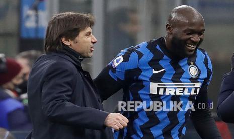 Antonio Conte (kiri) bersama Romelu Lukaku saat keduanya masih bekerja sama di Inter Milan.