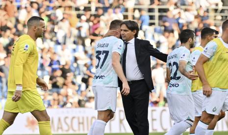  Pelatih kepala Inter Milan Simone Inzaghi melakukan selebrasi dengan pemain Inter Milan Skriniar, tengah, dan Henrikh Mkhitaryan setelah pertandingan sepak bola Serie A Italia antara Sassuolo dan Inter Milan di stadion Mapei di Reggio Emilia, Italia, Sabtu, 8 Oktober 2022. 