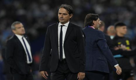 Pelatih kepala Inter Milan Simone Inzaghi, memberi isyarat pada akhir pertandingan sepak bola final Liga Champions antara Manchester City dan Inter Milan di Stadion Olimpiade Ataturk di Istanbul, Turki, Minggu, 11 Juni 2023. Manchester City mengalahkan Inter Milan 1-0.