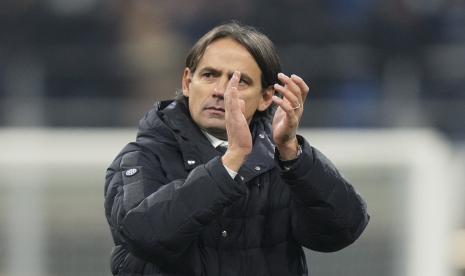 Pelatih kepala Inter Milan Simone Inzaghi merayakan keunggulan di Serie A setelah memenangkan pertandingan occer antara Inter Milan dan Cagliari dengan skor 4-0 di stadion San Siro di Milan, Italia, Senin (13/12).