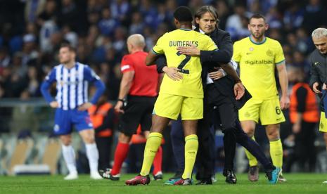 Pelatih kepala Inter Milan Simone Inzaghi (tengah) melakukan selebrasi bersama para pemainnya pada akhir pertandingan leg kedua babak 16 besar Liga Champions antara FC Porto dan Inter Milan, di Porto, Portugal, Rabu (14/3/2023) dini hari WIB. 