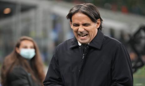 Pelatih kepala Inter Milan Simone Inzaghi tersenyum sebelum dimulainya pertandingan sepak bola Serie A antara Inter Milan dan Spezia di Stadion San Siro, di Milan, Italia, Rabu, 1 Desember 2021.