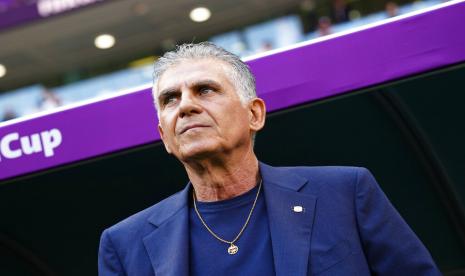  Pelatih kepala Iran Carlos Queiroz melihat jelang dimulainya pertandingan sepak bola grup B Piala Dunia antara Wales dan Iran, di Stadion Ahmad Bin Ali di Al Rayyan, Qatar, Jumat, 25 November 2022. 