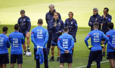 Pelatih kepala Italia Roberto Mancini berbicara kepada para pemain Azzurri (ilustrasi). Italia akan menghadapi Inggris di UEFA Nations League.