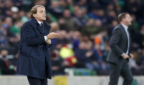 Pelatih kepala Italia Roberto Mancini bereaksi selama pertandingan sepak bola kualifikasi grup C Piala Dunia 2022 antara Irlandia Utara dan Italia di stadion Windsor Park di Belfast, Irlandia Utara, Selasa (16/11).