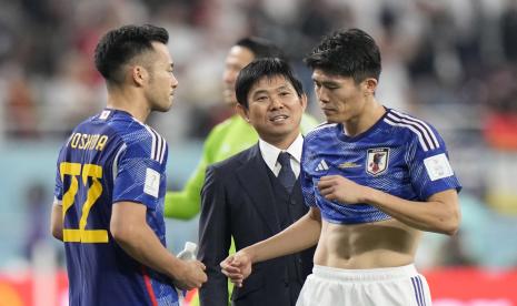 Bek timnas Jepang Takehiro Tomiyasu (kanan). 