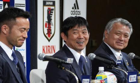 Pelatih kepala Jepang Hajime Moriyasu (tengah) Presiden Asosiasi Sepak Bola Jepang Kozo Tajima (kanan) dan kapten Maya Yoshida menghadiri konferensi pers sekembalinya tim mereka dari Piala Dunia di Qatar, di sebuah hotel di Narita, dekat Tokyo Rabu, 7 Desember 2022.