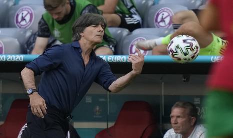  Pelatih kepala Jerman Joachim Loew bereaksi selama pertandingan sepak bola babak penyisihan grup F UEFA EURO 2020 (ilustrasi)