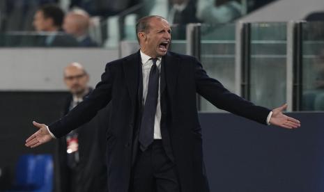 Pelatih kepala Juventus Massimiliano Allegri memberi isyarat selama pertandingan sepak bola grup H Liga Champions antara Juventus dan Paris Saint Germain di stadion Allianz di Turin, Italia, Rabu, 2 November 2022. 