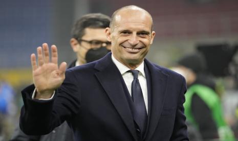 Pelatih Juventus Massimiliano Allegri tiba sebelum pertandingan sepak bola Serie A Liga Italia antara AC Milan dan Juventus di Stadion San Siro di Milan, Italia, Ahad, 23 Januari 2022. 