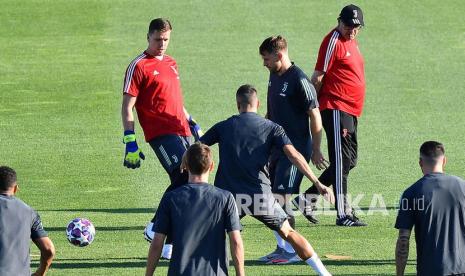  Pelatih kepala Juventus Maurizio Sarri (belakang kanan) memimpin sesi latihan timnya di Continassa, Turin, Italia (6/8020). Juventus FC akan menghadapi Olympique Lyon di babak 16 besar Liga Champion UEFA, pertandingan sepak bola leg kedua pada (7/8/2020). 