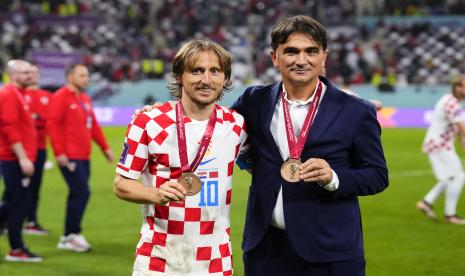 Pelatih kepala Kroasia Zlatko Dalic, kanan, dan Luka Modric dari Kroasia berpose untuk foto setelah kemenangan mereka dalam pertandingan sepak bola playoff perebutan tempat ketiga Piala Dunia melawan Maroko di Stadion Internasional Khalifa di Doha, Qatar, Sabtu, 17 Desember 2022. 