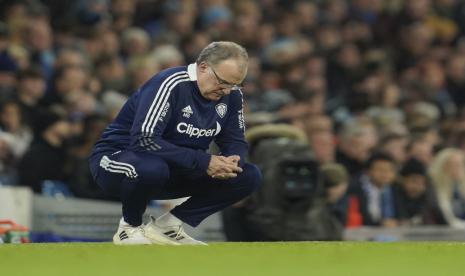 Pelatih Leeds United Marcelo Bielsa menundukkan kepala saat pertandingan Liga Premier Inggris antara Manchester City dan timnya, Leeds United, di stadion Etihad di Manchester, Inggris, Rabu (15/12).