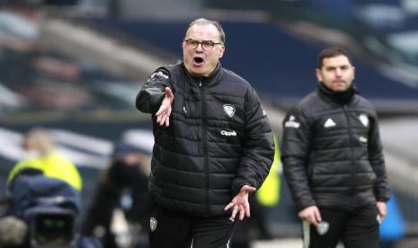  Pelatih kepala Leeds United Marcelo Bielsa berteriak kepada para pemainnya dari pinggir lapangan selama pertandingan sepak bola Liga Utama Inggris antara Tottenham Hotspur dan Leeds United di Stadion Tottenham Hotspur di London, Inggris, Sabtu, 2 Januari 2021.