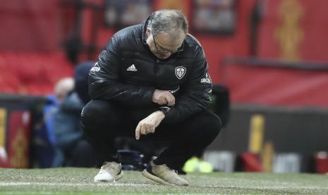  Pelatih kepala Leeds United Marcelo Bielsa melihat arlojinya selama pertandingan sepak bola Liga Premier Inggris antara Manchester United dan Leeds United di stadion Old Trafford di Manchester, Inggris, Minggu 20 Desember 2020. 