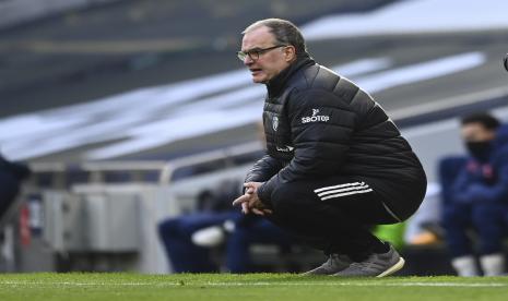  Pelatih kepala Leeds United Marcelo Bielsa mengikuti pertandingan tersebut selama pertandingan sepak bola Liga Utama Inggris antara Tottenham Hotspur dan Leeds United di Stadion Tottenham Hotspur di London, Inggris, Sabtu, 2 Januari 2021.