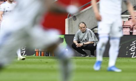 Pelatih kepala Leeds United Marcelo Bielsa menyaksikan pertandingan sepak bola Liga Utama Inggris antara Southampton dan Leeds United di Stadion St. Mary di Southampton, Inggris, Selasa, 18 Mei 2021.