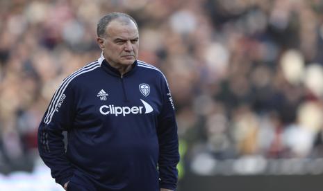 Pelatih kepala Leeds United Marcelo Bielsa menyaksikan pertandingan sepak bola Liga Inggris antara West Ham dan Leeds United di London, Ahad, 16 Januari 2022.