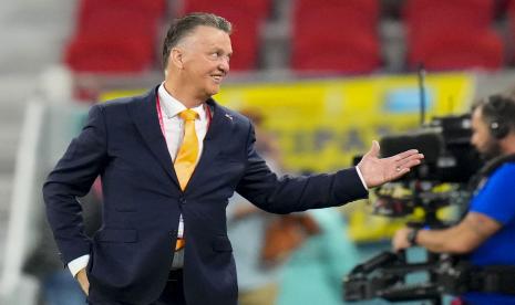  Pelatih kepala Louis van Gaal dari Belanda tersenyum sebelum Piala Dunia, pertandingan sepak bola grup A antara Senegal dan Belanda di Stadion Al Thumama di Doha, Qatar, Senin, 21 November 2022. 