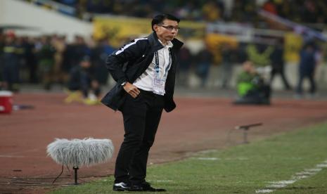 Pelatih kepala Malaysia Tan Cheng Hoe berdiri di sisi lapangan selama pertandingan final Piala Suzuki AFF antara Vietnam dan Malaysia di stadion My Dinh di Hanoi, Vietnam 15 Desember 2018. 